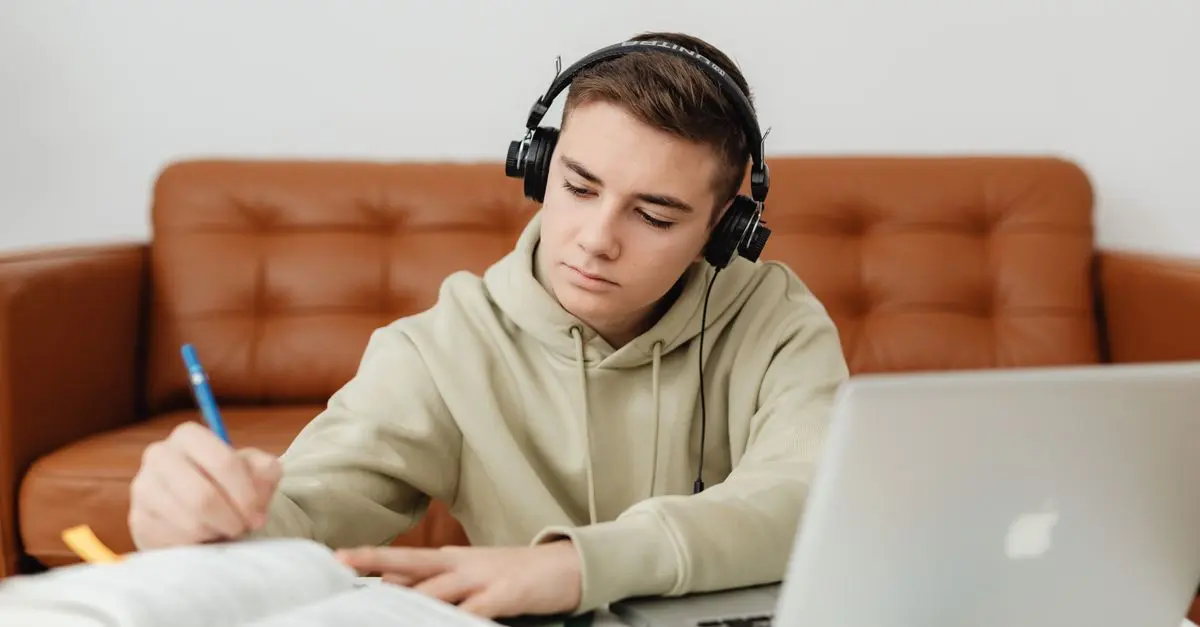 Cómo mejorar tu comprensión auditiva en cursos de español